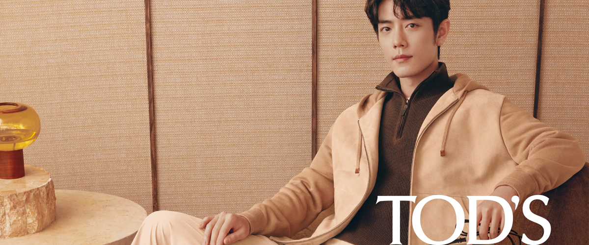 TOD'S正式发布2026春夏系列广告大片，延续「Italian Stories」的意式生活叙事脉络。全球品牌代言人肖战于海畔宅邸之中，..