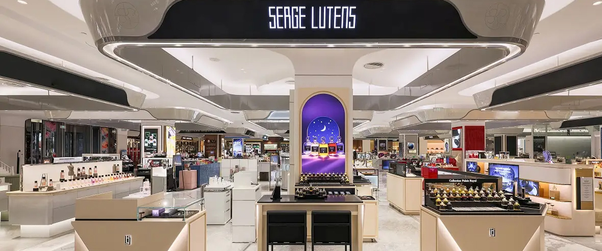 （2026年3月25日，北京）SERGE LUTENS芦丹氏艺术沙龙北京首家百货专柜于SKP商场正式揭幕。这是继上海IFC国金中心店之后的又一..